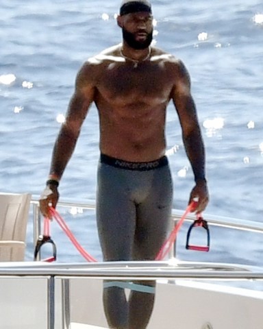 Capri, ITALY  - *EXCLUSIVE*  - NBA legend Lebron James works out before enjoying lunch with family and friends aboard a yacht while on holiday in Capri.  Pictured: Lebron James  BACKGRID USA 4 SEPTEMBER 2021   BYLINE MUST READ: Cobra Team / BACKGRID  USA: +1 310 798 9111 / usasales@backgrid.com  UK: +44 208 344 2007 / uksales@backgrid.com  *UK Clients - Pictures Containing Children Please Pixelate Face Prior To Publication*