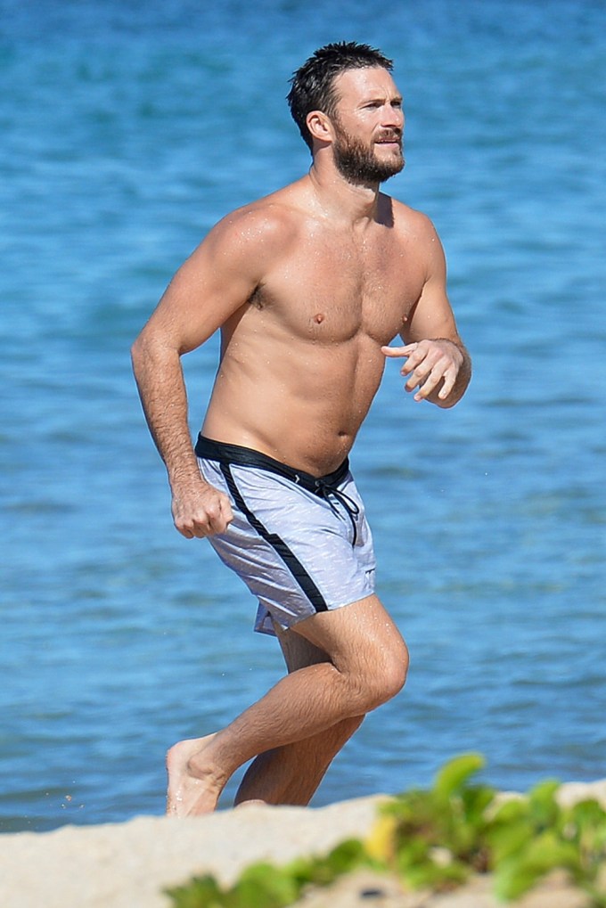 Scott Eastwood goes shirtless in Hawaii