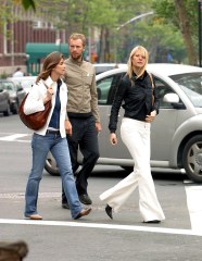 Gwyneth Paltrow pictured strolling in her neigborhood with boyfriend Chris Martin and a friend.
GWYNETH PALTROW AND CHRIS MARTIN IN NEW YORK, AMERICA - 10 MAY 2003