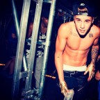 Justin-Bieber-shirtless--july-1