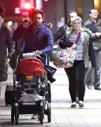 Exclusive... Kelly Clarkson Family Arrive At Piccadilly Train Station