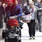 Exclusive... Kelly Clarkson & Family Arrive At Piccadilly Train Station