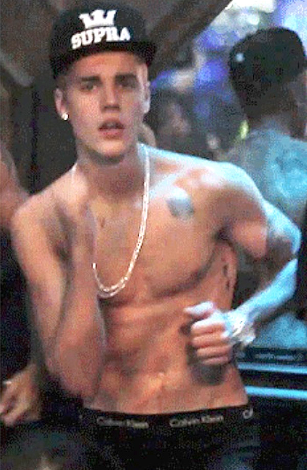 Pics Justin Bieber S Six Pack Abs Jb Goes Shirtless In Ultra Sexy New Pic Hollywood Life