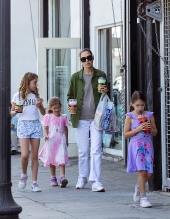 Los Angeles, CA - *EXCLUSIVE* - The "Wonder Woman" star made sure her girls were hydrated with some refreshing sweet treats while they all took a walk in Los Angeles.  Gal, was dressed stylishly in an olive green work jacket, white pants, and Gucci shades. Pictured: Gal GadotBACKGRID USA 13 OCTOBER 2022 USA: +1 310 798 9111 / usasales@backgrid.comUK: +44 208 344 2007 / uksales@backgrid.com .com*UK Clients - Pictures Containing ChildrenPlease Pixelate Face Prior To Publication*