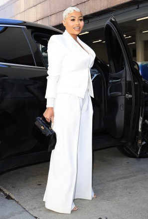 Los Angeles, CA - *ÖZEL* - Blac Chyna, Kardashian Ailesi ile yasal savaşı için mahkemeye gelirken, tamamen beyaz bir pantolon takımı içinde şık bir şekilde melek gibi görünüyor.  Kardashian ailesi geldikten kısa bir süre sonra geldi.  100 bin dolarlık Birkin çantasıyla kombinlediği fit pozlardan vazgeçerken modasını sergilemekten çekinmedi.  Resimde: Blac Chyna BACKGRID USA 22 NİSAN 2022 BYLINE OKUMALIDIR: BACKGRID ABD: +1 310 798 9111 / usasales@backgrid.com İngiltere: +44 208 344 2007 / uksales@backgrid.com *İngiltere Müşterileri - Çocuk İçeren Resimler Lütfen Yüzleri Pikselleştirin Yayınlanmadan Önce*