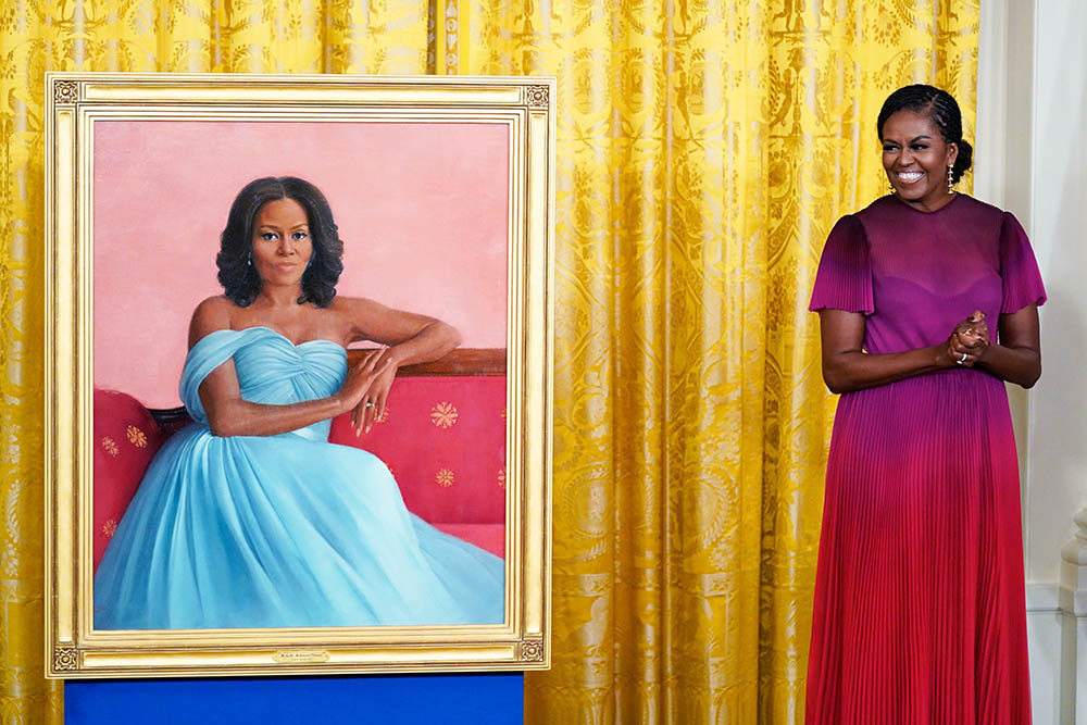 在华盛顿白宫东厅举行的仪式上，前第一夫人米歇尔·奥巴马站在她的官方白宫肖像旁边 前第一夫人选择了艺术家莎朗·斯普伦描绘拜登·奥巴马肖像，美国华盛顿 - 2022 年 9 月 7 日