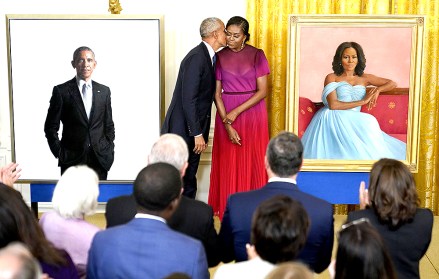 2022 年 9 月 7 日，美国华盛顿，华盛顿拜登奥巴马肖像画展，在白宫东厅举行的揭幕仪式上，美国前总统巴拉克·奥巴马 (Barack Obama) 亲吻了他的妻子、前第一夫人米歇尔·奥巴马 (Michelle Obama)。加载=“懒惰”/>

</数字>
<p id=