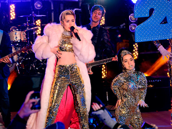 [PICS] New Year’s Eve 2014 — Miley Cyrus’ Performance & More