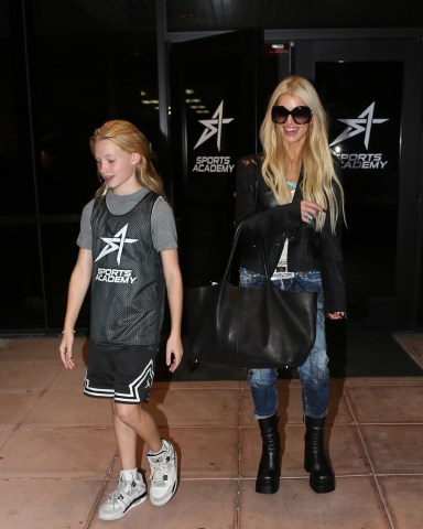 Thousand Oaks, CA  - Jessica Simpson shares her beautiful smile leaving her daughter Maxwell's basketball game at the Sports Academy in Thousand Oaks.Pictured: Jessica SimpsonBACKGRID USA 4 NOVEMBER 2022 BYLINE MUST READ: RMLA / BACKGRIDUSA: +1 310 798 9111 / usasales@backgrid.comUK: +44 208 344 2007 / uksales@backgrid.com*UK Clients - Pictures Containing ChildrenPlease Pixelate Face Prior To Publication*