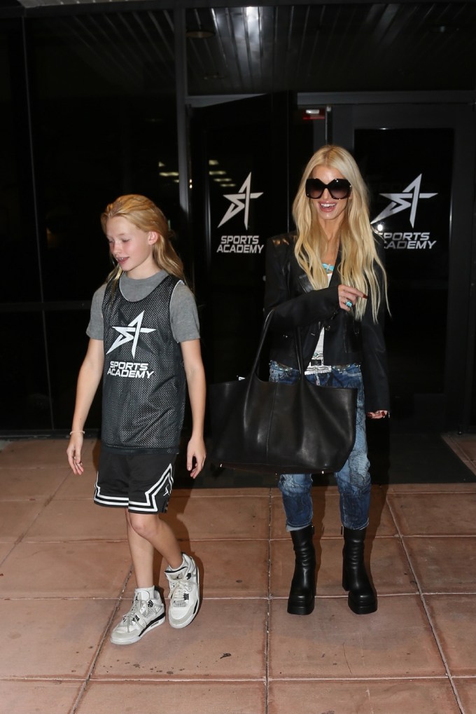 Jessica Simpson shares her beautiful smile leaving her daughter’s basketball game