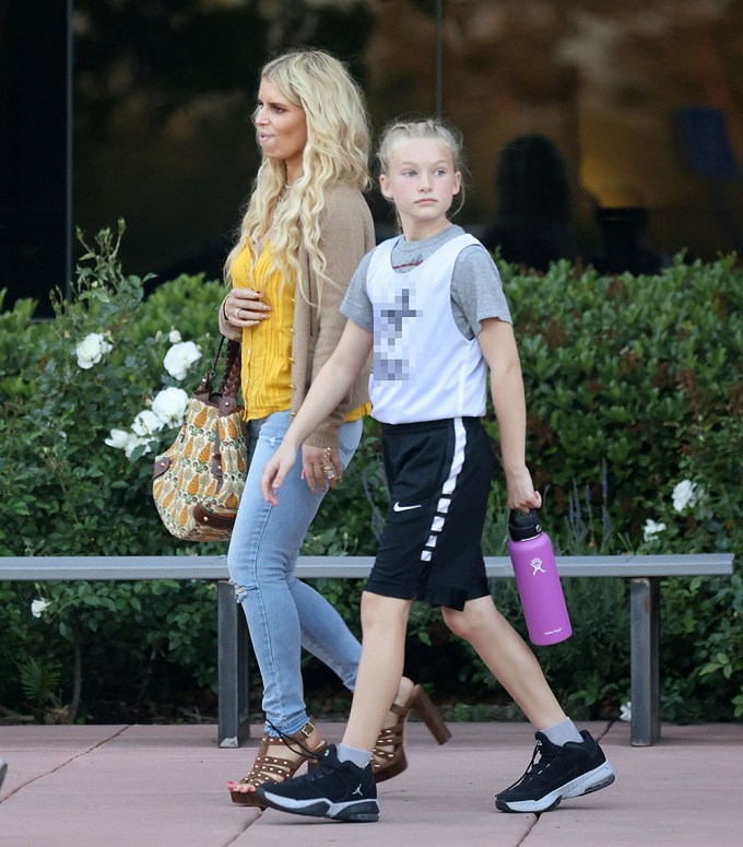 Jessica Simpson Leaves Her Daughter’s Basketball Game