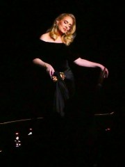 Adele Shows Off Her Super Toned Legs At The Lakers Game—These Leather Pants  Are Next Level! - SHEfinds