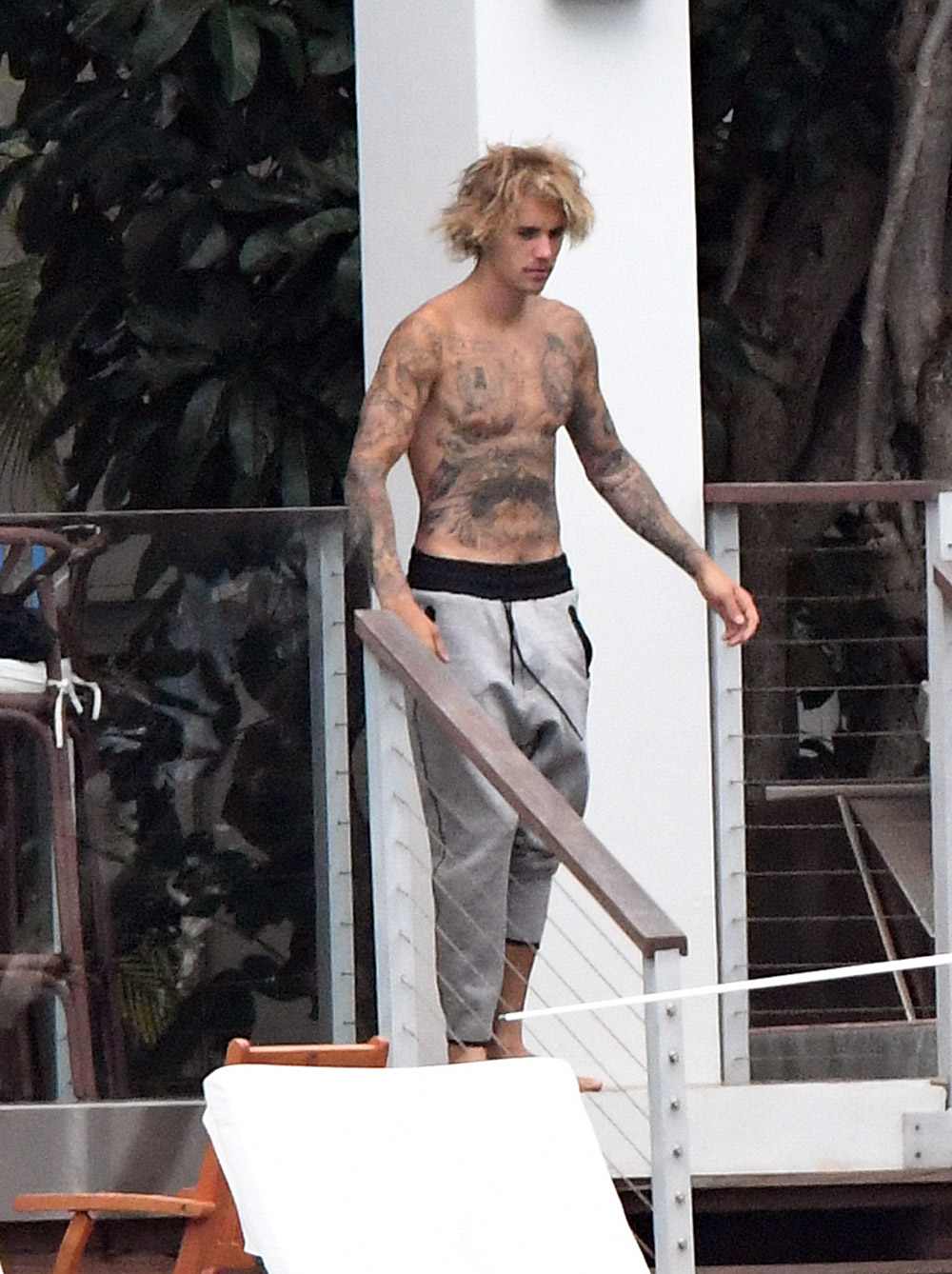 On-again couple Justin Bieber and Hailey Baldwin put on a shirtless public display of affection in Miami