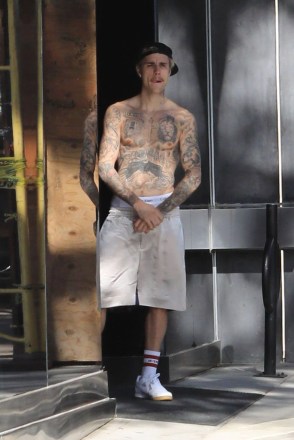 Justin Bieber shirtless at the gym in West Hollywood. 28 Jan 2020 Pictured: Justin Bieber. Photo credit: MEGA TheMegaAgency.com +1 888 505 6342 (Mega Agency TagID: MEGA596352_006.jpg) [Photo via Mega Agency]