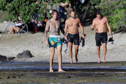EXCLUSIVE: Shirtless Justin Bieber takes a walk on the beach in Hawaii after snorkeling. 10 Jan 2021 Pictured: Justin Bieber. Photo credit: MEGA TheMegaAgency.com +1 888 505 6342 (Mega Agency TagID: MEGA725702_001.jpg) [Photo via Mega Agency]