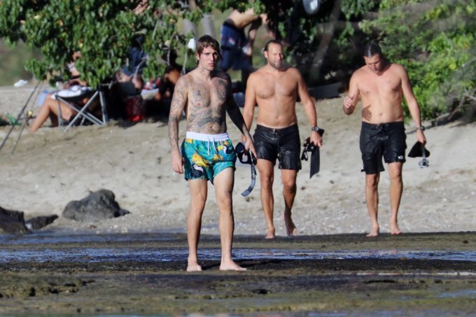 Justin Bieber takes a walk on the beach in Hawaii after snorkeling