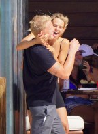 ESCLUSIVA: Cantante Cody Simpson pack sul PDA con la nuova bomba sexy bionda ragazza Marloes Stevens a St Barths