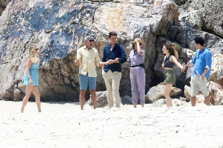 Gold Coast, AUSTRALIA - *EXCLUSIVE* George Clooney & Julia Roberts filming "Ticket To Paradise" on the beach at Gold CoastPictured: George Clooney, Julia RobertsBACKGRID USA 16 DECEMBER 2021 BYLINE MUST READ: Backgrid AU / BACKGRIDUSA: +1 310 798 9111 / usasales@backgrid.comUK: +44 208 344 2007 / uksales@backgrid.com*UK Clients - Pictures Containing ChildrenPlease Pixelate Face Prior To Publication*