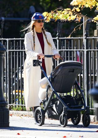 New York, NY  - Actress Jennifer Lawrence cuts a casual figure as she steps out for a stroll with her baby in New York City.Pictured: Jennifer LawrenceBACKGRID USA 29 OCTOBER 2022 BYLINE MUST READ: Fernando Ramales / BACKGRIDUSA: +1 310 798 9111 / usasales@backgrid.comUK: +44 208 344 2007 / uksales@backgrid.com*UK Clients - Pictures Containing ChildrenPlease Pixelate Face Prior To Publication*