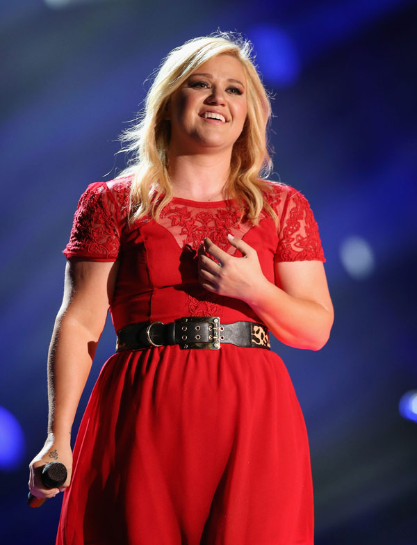 [PICS] Kelly Clarkson’s Pregnant Baby Bump: Spends Easter In Nashville ...