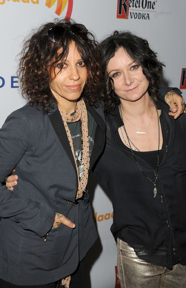 Linda Perry Sara Gilbert Married 5 Things To Know About Actress New Wife Hollywood Life