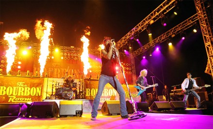 Bret Michaels tampil dengan band Poison di after party untuk "Batu Zaman" premier, di Los Angeles Premiere Rock of Ages After Party, Los Angeles, AS