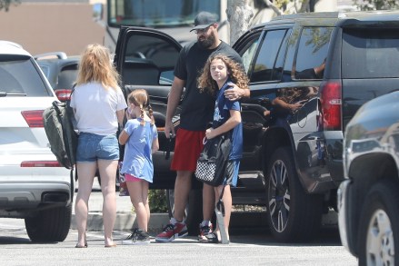 Los Angeles, CA - *EXCLUSIVE* - Former playmate Kendra Wilkinson stops by the market to pick up a few essentials before heading to her ex's place to pick up her kids on this Sunday afternoon. **SHOT ON 05/03/2020**Pictured: Kendra Wilkinson, Hank Baskett, Alijah Mary Baskett, Hank Baskett IVBACKGRID USA 4 MAY 2020 BYLINE MUST READ: RAAK / BACKGRIDUSA: +1 310 798 9111 / usasales@backgrid.comUK: +44 208 344 2007 / uksales@backgrid.com*UK Clients - Pictures Containing ChildrenPlease Pixelate Face Prior To Publication*