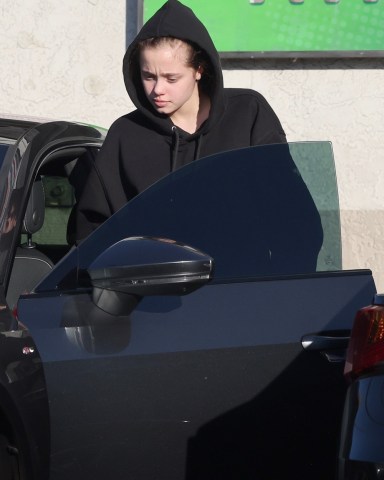 Los Angeles, CA  - *EXCLUSIVE*  - Angelina Jolie and Brad Pitt's daughter, Shiloh Jolie-Pitt, keeps a low profile in a black hoodie and matching sweatpants for a quick 7-11 pitstop where she picks up Twizzlers.Pictured: Shiloh Jolie-PittBACKGRID USA 21 NOVEMBER 2022 USA: +1 310 798 9111 / usasales@backgrid.comUK: +44 208 344 2007 / uksales@backgrid.com*UK Clients - Pictures Containing ChildrenPlease Pixelate Face Prior To Publication*