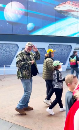 Los Angeles, CA  - *EXCLUSIVE*  - Singer-songwriter Gwen Stefani enjoys some fun with a storm trooper in the Star Wars Galaxy's Edge area of Disneyland in California accompanied by her husband Blake Shelton and the children.Pictured: Blake SheltonBACKGRID USA 19 DECEMBER 2022 BYLINE MUST READ: IMP FEATURES / BACKGRIDUSA: +1 310 798 9111 / usasales@backgrid.comUK: +44 208 344 2007 / uksales@backgrid.com*UK Clients - Pictures Containing ChildrenPlease Pixelate Face Prior To Publication*