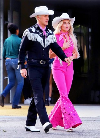Margot Robbie ve Ryan Gosling, yeni Barbie filminin çekim sahnelerini birlikte gördüler.  22 Haz 2022 Resimde: Ryan Gosling ve Margot Robbie Barbie.  Fotoğraf kredisi: APEX / MEGA TheMegaAgency.com +1 888 505 6342 (Mega Agency TagID: MEGA871009_010.jpg) [Photo via Mega Agency]