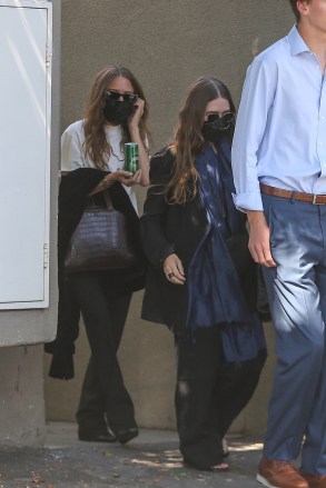 wes, CA  - *EXCLUSIVE*  - Fashion designer twins Mary-Kate and Ashley Olsen are escorted to their car after some shopping on trendy Melrose Place in West Hollywood.Pictured: Mary-Kate Olsen, Ashley OlsenBACKGRID USA 12 JULY 2022 USA: +1 310 798 9111 / usasales@backgrid.comUK: +44 208 344 2007 / uksales@backgrid.com*UK Clients - Pictures Containing ChildrenPlease Pixelate Face Prior To Publication*