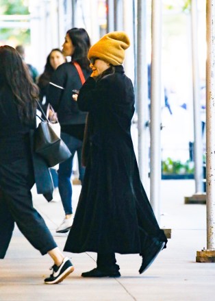 New York, NY - *EXCLUSIVE* - Fashion moguls Mary-Kate Olsen and Ashley Olsen were spotted leaving their offices in New York City wearing very fashionable fall coats.  Pictured: Mary-Kate Olsen BACKGRID USA 18 OCTOBER 2022 USA: +1 310 798 9111 / usasales@backgrid.com UK: +44 208 344 2007 / uksales@backgrid.com *UK Clients - Pictures Containing Children Please Pixelate Face Prior To Publication *
