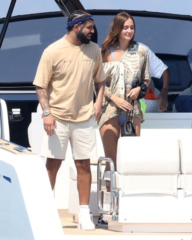 Saint-Tropez, FRANCE  - *EXCLUSIVE*  - Rapper Drake and a mystery woman arrive for lunch at Club 55 in Saint-Tropez while vacationing in the French Riviera.Pictured: DrakeBACKGRID USA 19 JULY 2022 BYLINE MUST READ: ELIOT / MEGA - BEST IMAGE / BACKGRIDUSA: +1 310 798 9111 / usasales@backgrid.comUK: +44 208 344 2007 / uksales@backgrid.com*UK Clients - Pictures Containing ChildrenPlease Pixelate Face Prior To Publication*