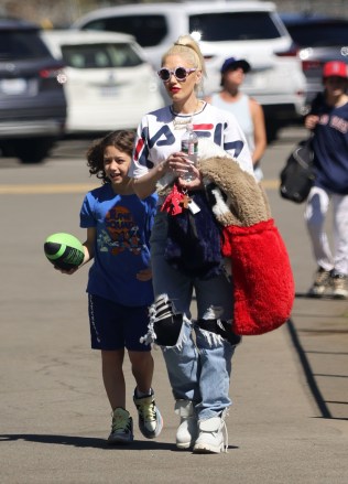 Los Angeles, CA - * EXCLUSIVE * - Gwen Stefani is a proud mom as she cheers on her son Zuma at a baseball game.  Gwen was joined by her younger son Apollo who had fun with a football.  Pictured: Gwen Stefani BACKGRID USA 12 MARCH 2022 BYLINE MUST READ: BACKGRID USA: +1 310 798 9111 / usasales@backgrid.com UK: +44 208 344 2007 / uksales@backgrid.com * UK Clients - Pictures Containing Children Please Pixelate Face Prior To Publication *