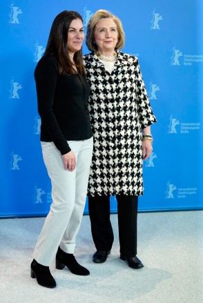 Hillary Rodham Clinton (sağda) ve ABD'li yönetmen Nanette Burstein (solda), 25 Şubat 2020'de Almanya'nın Berlin kentinde düzenlenen 70. Berlin Uluslararası Film Festivali (Berlinale) sırasında 'Hillary' fotoğraflı görüşmesi sırasında poz veriyorlar. Film, Berlinale Özel Etkinliğinde sunuldu 20 Şubat - 01 Mart 2020 tarihleri ​​arasında düzenlenecek Berlinale bölümü. Hillary - Fotoğraf Çağrısı - 70. Berlin Film Festivali, Almanya - 25 Şubat 2020