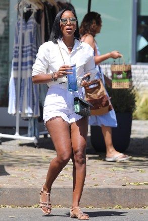 West Hollywood, CA  - *EXCLUSIVE* Singer Kelly Rowland looks fabulous jaywalking to her car after a meeting in West Hollywood.Pictured: Kelly RowlandBACKGRID USA 12 AUGUST 2022 BYLINE MUST READ: BACKGRIDUSA: +1 310 798 9111 / usasales@backgrid.comUK: +44 208 344 2007 / uksales@backgrid.com*UK Clients - Pictures Containing ChildrenPlease Pixelate Face Prior To Publication*