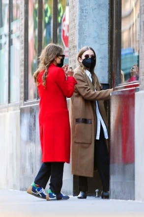 New York City, NY  - *EXCLUSIVE*  - Mary-Kate Olsen and Ashley Olsen step outdoors together for a quick smoke break in New York City.Pictured: Mary-Kate Olsen, Ashley OlsenBACKGRID USA 22 OCTOBER 2021 USA: +1 310 798 9111 / usasales@backgrid.comUK: +44 208 344 2007 / uksales@backgrid.com*UK Clients - Pictures Containing ChildrenPlease Pixelate Face Prior To Publication*