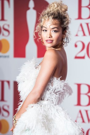 Rita Ora posa para fotógrafos na chegada ao Brit Awards em Londres, quarta-feira, 21 de fevereiro de 2018. (Foto de Vianney Le Caer/Invision/AP)