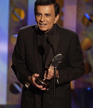 Casey Kasem Casey Kasem accepts a radio icon award during the Radio Music Awards in Las Vegas. Kasem, the smooth-voiced radio broadcaster who became the king of the top 40 countdown, died Sunday, June 15, 2014, according to Danny Deraney, publicist for Kasem's daughter, Kerri. He was 82Obit Casey Kasem, Las Vegas, USA