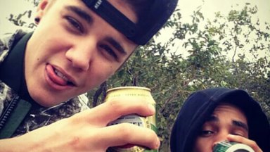 ‪Justin Bieber Partying‬