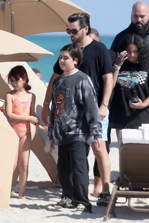 Scott Disick looks relaxed as he spends time with his 3 children on the beach in Miami. 22 Feb 2022 Pictured: Scott Disick, Mason Disick, Penelope Disick, Reign Disick. Photo credit: MEGA TheMegaAgency.com +1 888 505 6342 (Mega Agency TagID: MEGA830586_002.jpg) [Photo via Mega Agency]