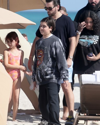 Scott Disick looks relaxed as he spends time with his 3 children on the beach in Miami. 22 Feb 2022 Pictured: Scott Disick, Mason Disick, Penelope Disick, Reign Disick. Photo credit: MEGA TheMegaAgency.com +1 888 505 6342 (Mega Agency TagID: MEGA830586_002.jpg) [Photo via Mega Agency]
