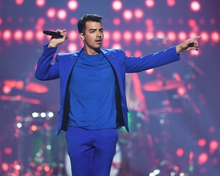 Joe Jonas helps fallen fan in audience after Broadway concert – Hollywood Life
