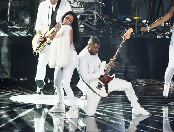 Usher Slaps Nicki Minaj's Butt On Stage At The VMAs – Hollywood Life