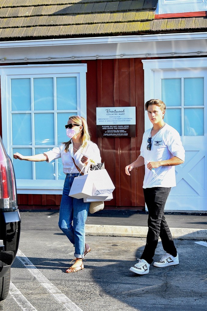 Reese Witherspoon & Son Deacon Go Shopping