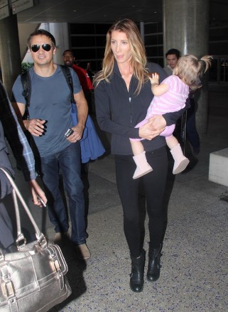 ©2014 RAMEY PHOTO 310-828-3445EXCLUSIVE!Los Angeles, California, October 13, 2014Jeremy Renner and wife Sonni Pacheco arrive at LAX with their daughter Ava.SNAPSNAP (Mega Agency TagID: MEGAR11565_1.jpg) [Photo via Mega Agency]