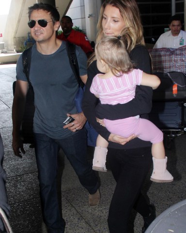 ©2014 RAMEY PHOTO 310-828-3445EXCLUSIVE!Los Angeles, California, October 13, 2014Jeremy Renner and wife Sonni Pacheco arrive at LAX with their daughter Ava.SNAPSNAP (Mega Agency TagID: MEGAR11565_6.jpg) [Photo via Mega Agency]