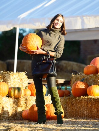 EXCLUSIVE: Former Miss Universe Olivia Culpo steps out looking flawless as she is spotted buying a huge pumpkin from Mr bones pumpkin patch ahead of Halloween. 26 Oct 2018 Pictured: Olivia Culpo. Photo credit: MEGA TheMegaAgency.com +1 888 505 6342 (Mega Agency TagID: MEGA299317_004.jpg) [Photo via Mega Agency]