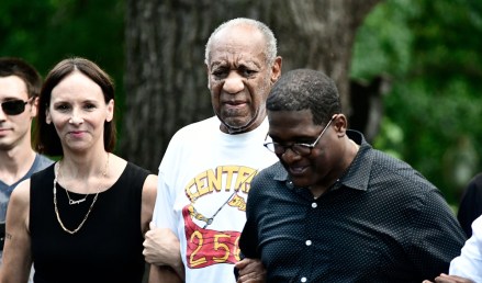American actor Bill Cosby (C) is walking to address the media briefly after returning home following a Pennsylvania Supreme Court ruling rejecting Cosby's verdict of sexual assault, which is expected to lead to his release. imprisoned in Elkins Park, Pennsylvania, USA, June 30, 2021. Cosby has already served more than two years in prison since his conviction for assaulting Andrea Constant.  Bill Cosby will be released after the Pennsylvania Supreme Court overturns the verdict of sexual violence, Elkins Park, USA - June 30, 2021.