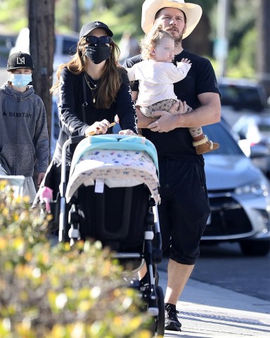 Los Angeles, CA  - *EXCLUSIVE*  - Chris Pratt wears a cowboy hat as he takes a family walk with pregnant wife Katherine Schwarzenegger and baby daughter Lyla.Pictured: Katherine Schwarzenegger, Chris PrattBACKGRID USA 9 JANUARY 2022 BYLINE MUST READ: BACKGRIDUSA: +1 310 798 9111 / usasales@backgrid.comUK: +44 208 344 2007 / uksales@backgrid.com*UK Clients - Pictures Containing ChildrenPlease Pixelate Face Prior To Publication*